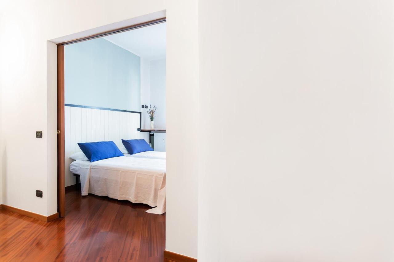 Santa Chiara Apartment By Myhomeincomo Exterior photo
