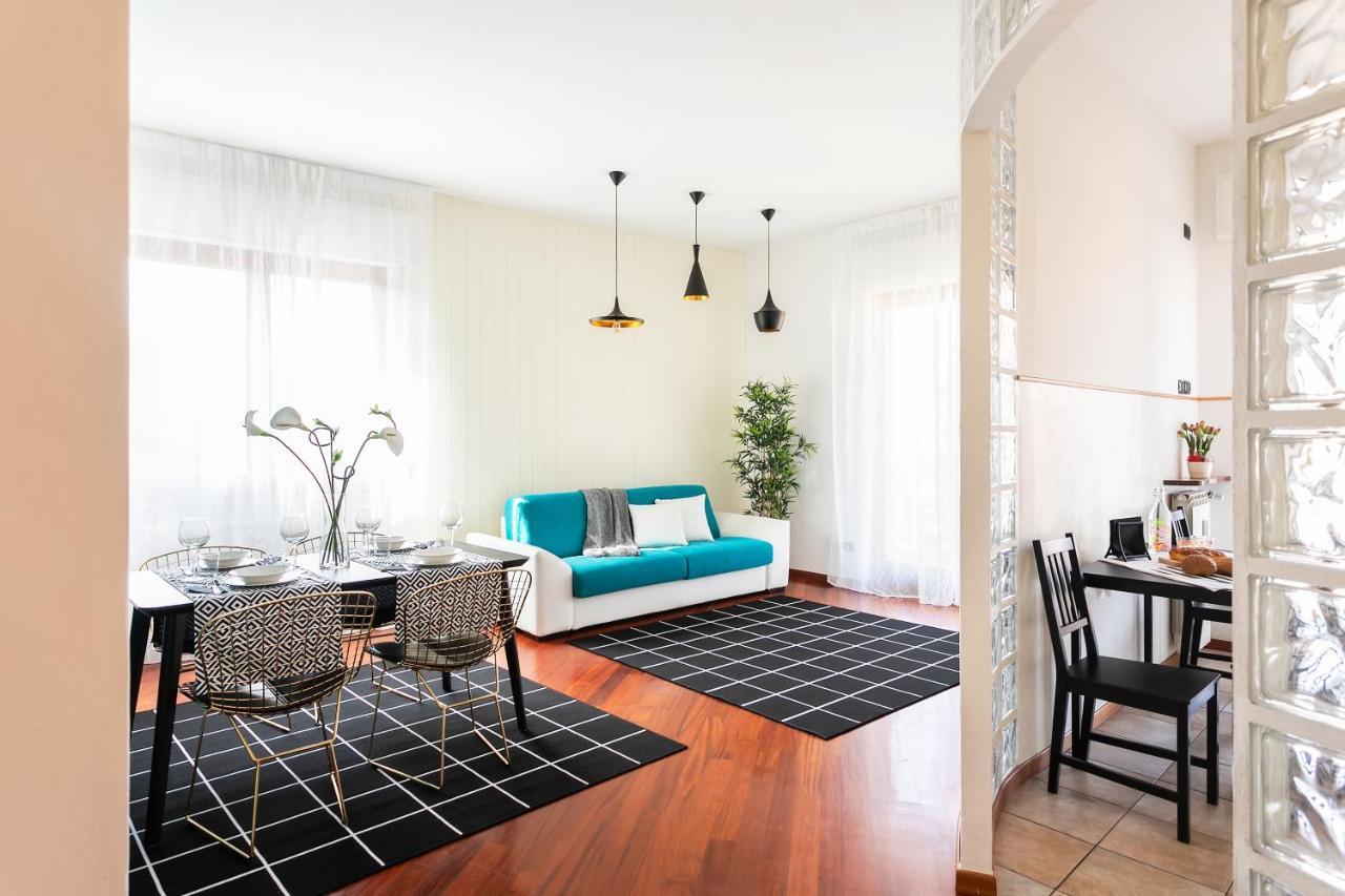 Santa Chiara Apartment By Myhomeincomo Exterior photo