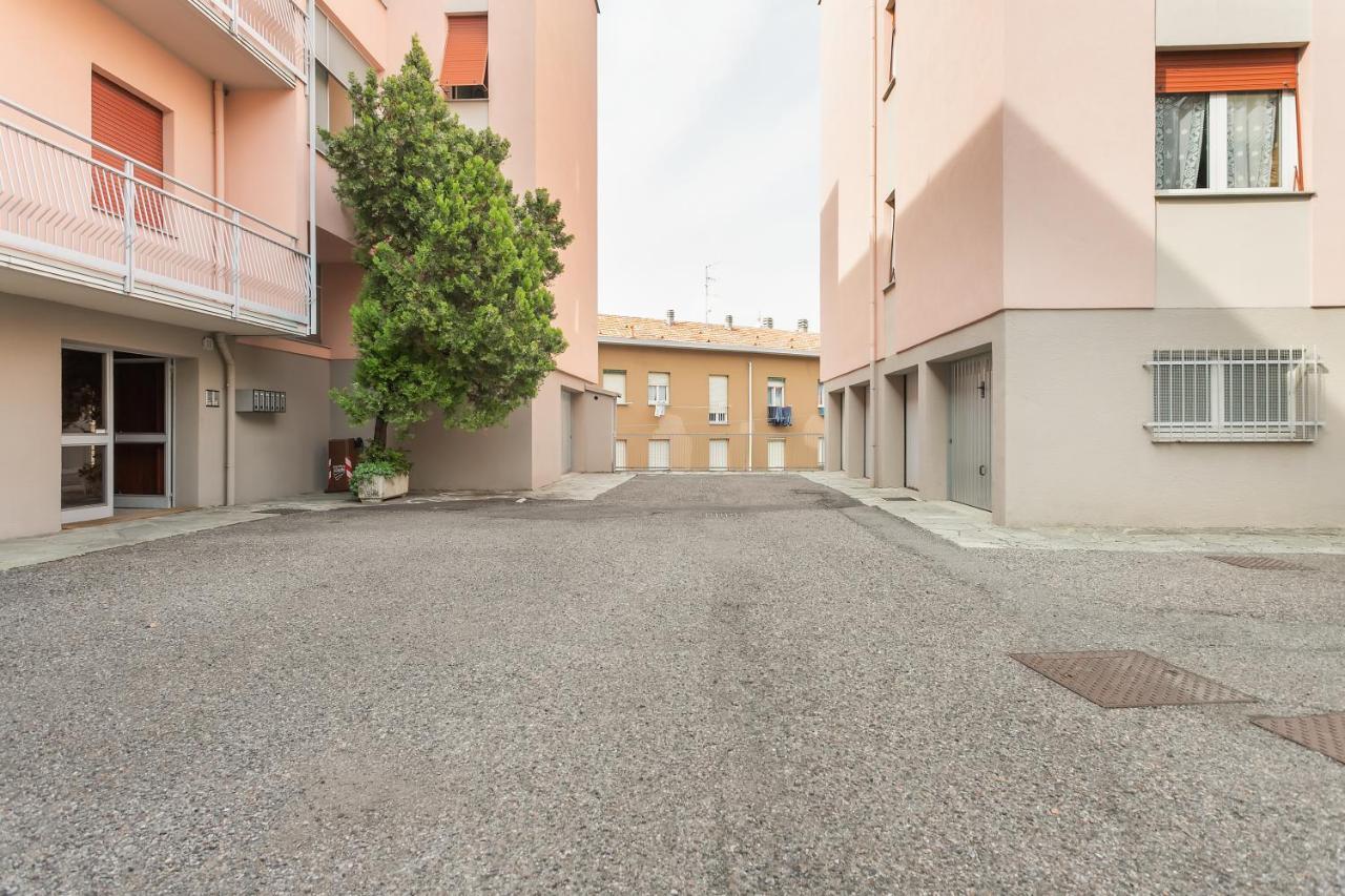 Santa Chiara Apartment By Myhomeincomo Exterior photo